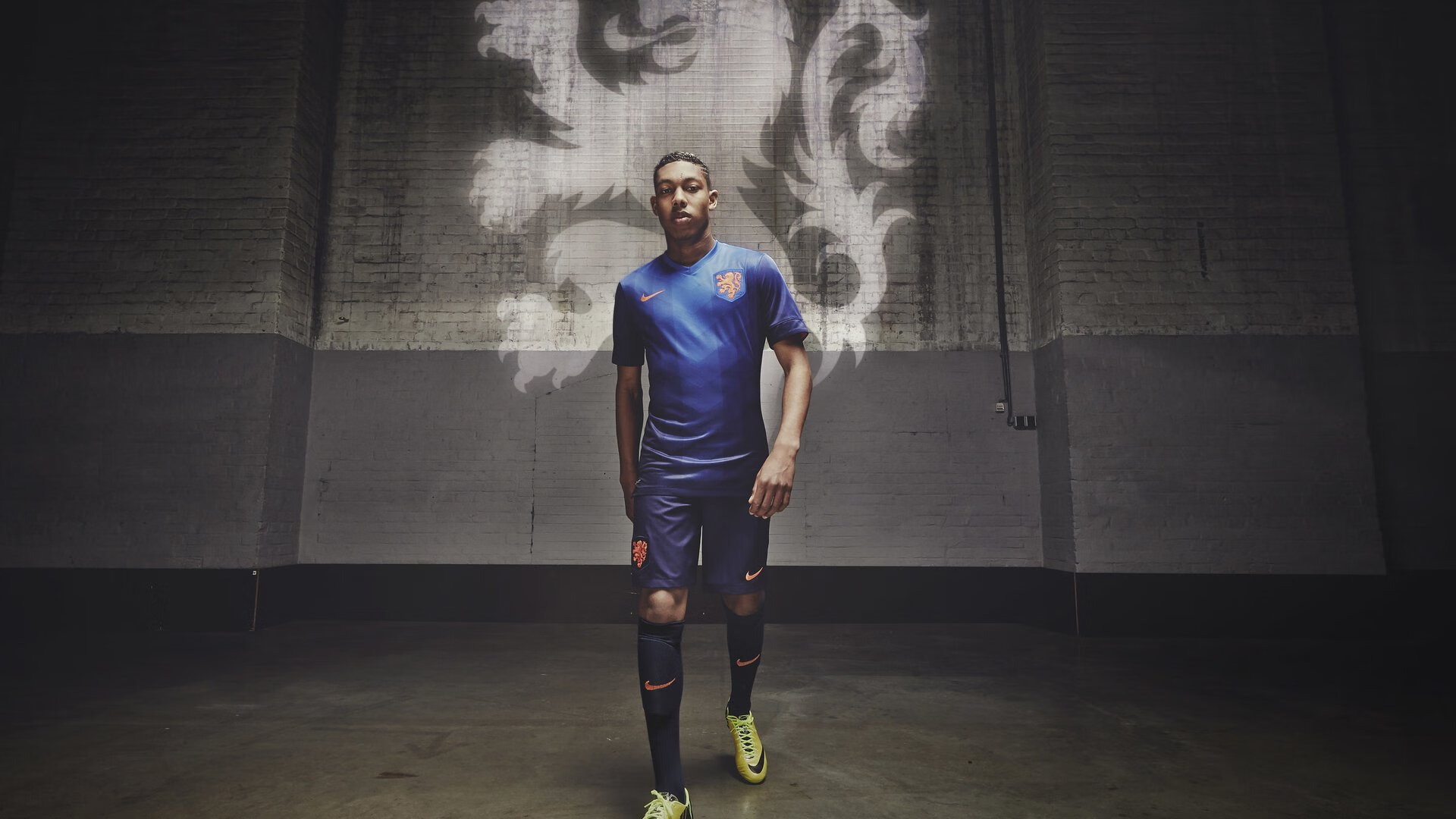 当夜幕笼罩街道,在聚光灯的刀锋上,看巴斯托尼如何将城市变成他的王国