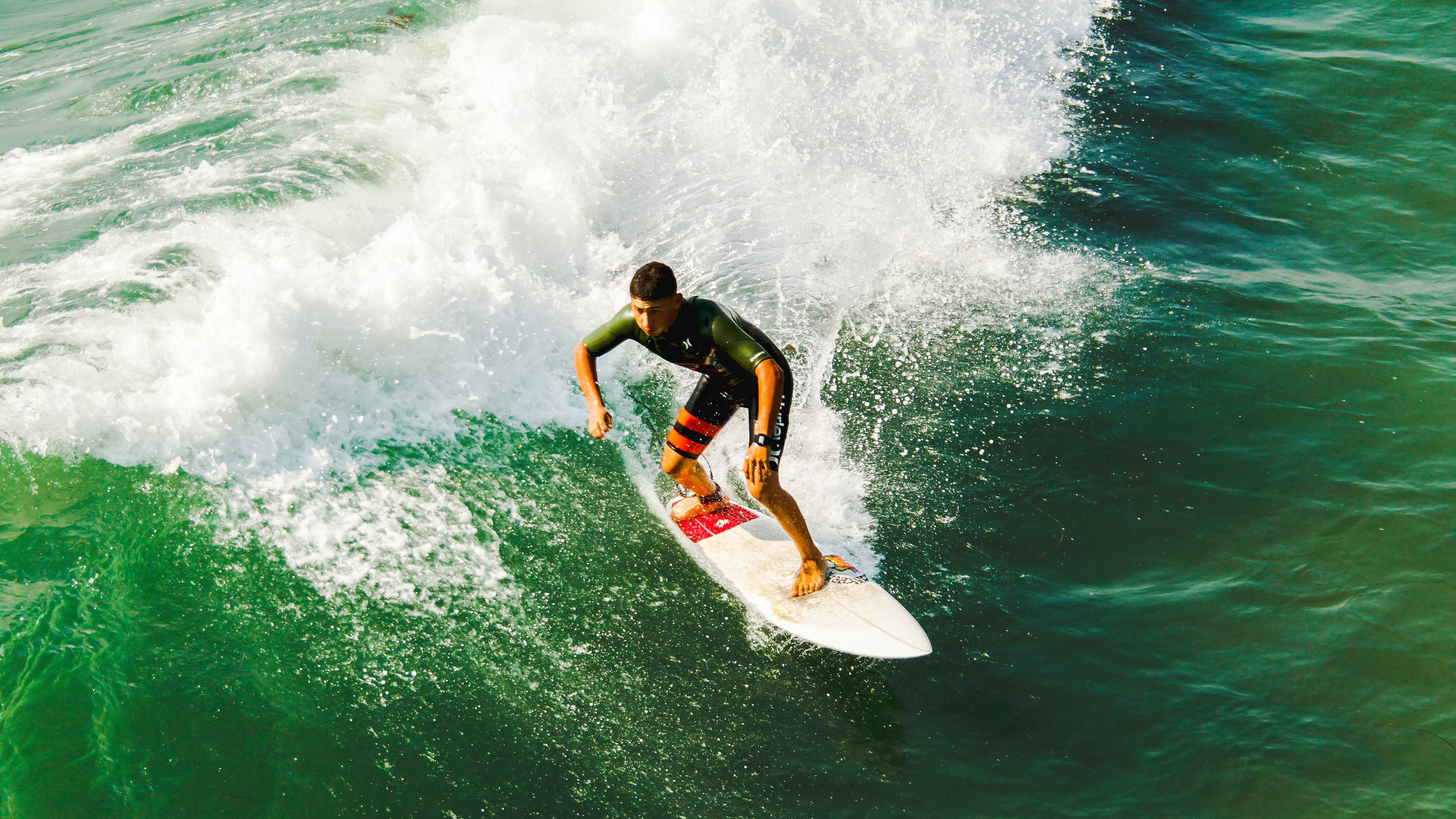 当安哥拉遇见曼城，本泽马用一粒不可能的进球，改写了足球的语法
